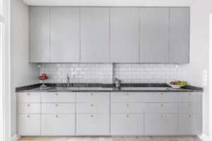 Sleek kitchen cabinet fronts in lacquered MDF with integrated grips GR-Circle with oak details for a natural touch.