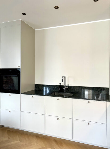 P1-Super Slim doors in painted MDF with a slim frame and a minimalist look.