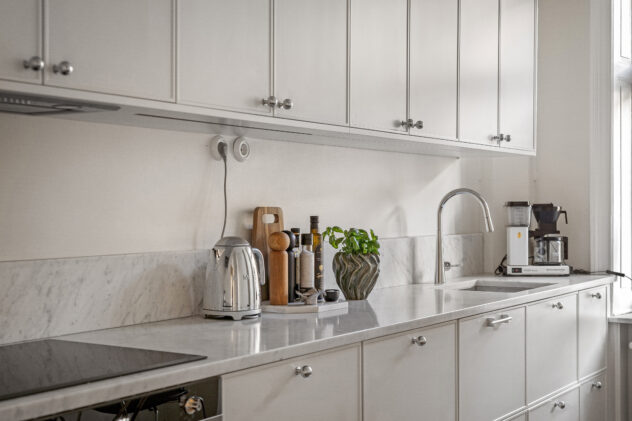 P1-Ultra Slim doors in painted MDF with an ultra-thin frame and a minimalist look.