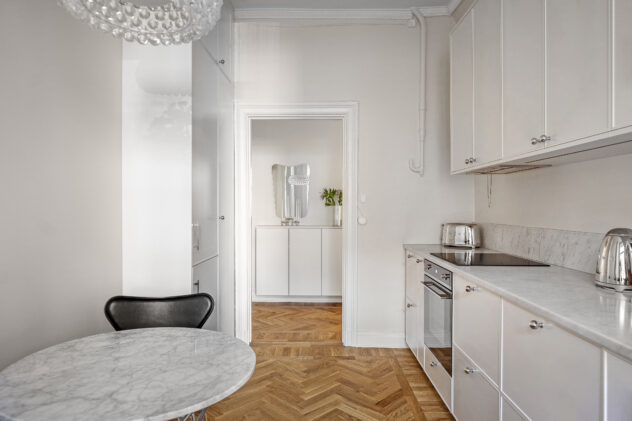 P1-Ultra Slim doors in painted MDF with an ultra-thin frame and a minimalist look.